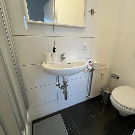 Gæstehus Fuer 2 Personen-bad-kuehlschrank-tv-11