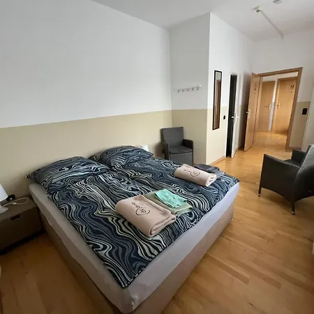 Fuer 2 Personen-bad-kuehlschrank-tv-11