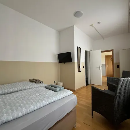 Fuer 2 Personen-bad-kuehlschrank-tv-11 Pensionat