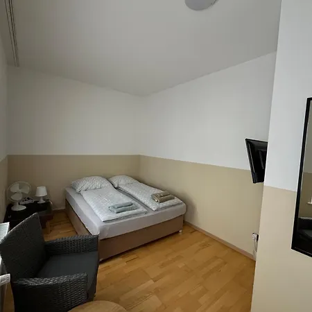 Fuer 2 Personen-bad-kuehlschrank-tv-11 *