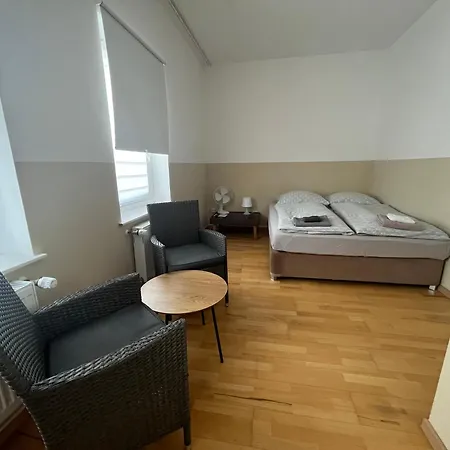 Pensionat Fuer 2 Personen-bad-kuehlschrank-tv-11