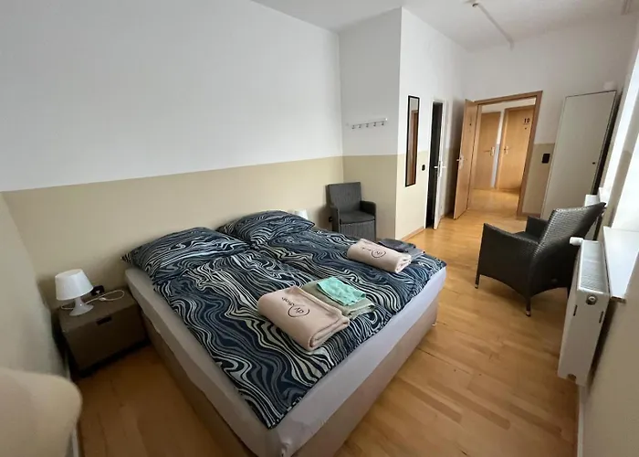 Fuer 2 Personen-bad-kuehlschrank-tv-11